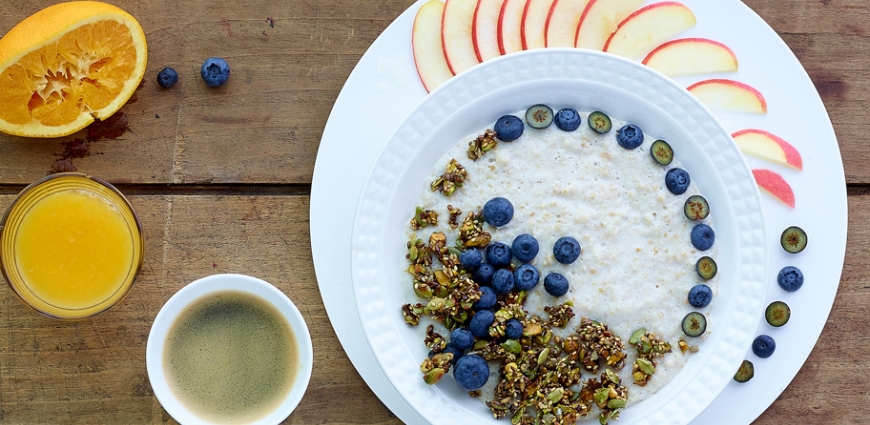 Porridge aux fruits et aux pistaches