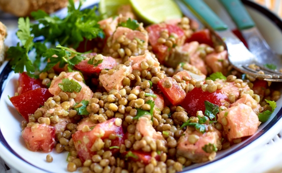 Salade de lentilles au saumon cru et au citron vert