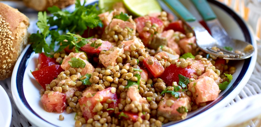 Salade de lentilles au saumon cru et au citron vert