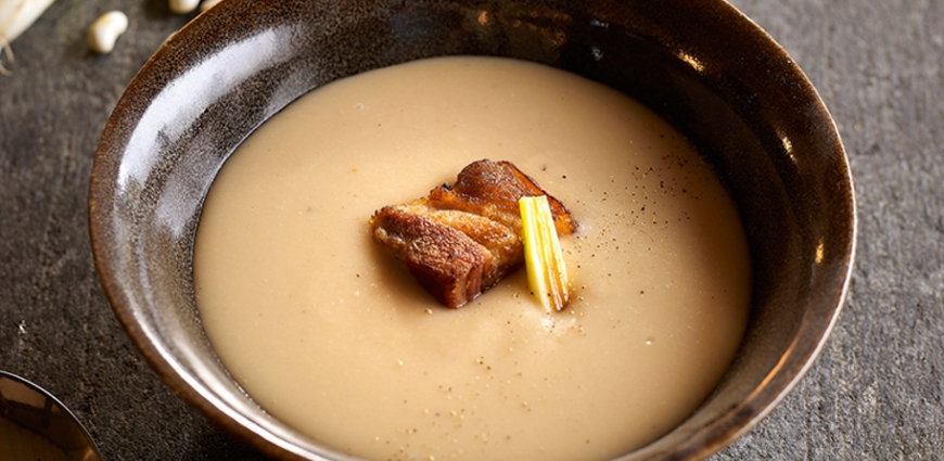 Velouté de haricots lingots et son lard croustillant