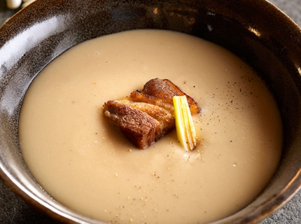 Velouté de haricots lingots et son lard croustillant