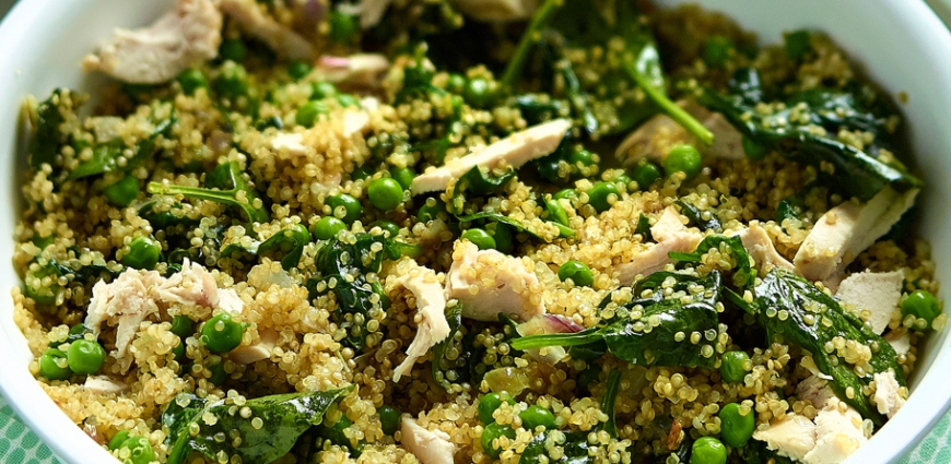 Quinoa sauté au poulet rôti, petits pois et épinards