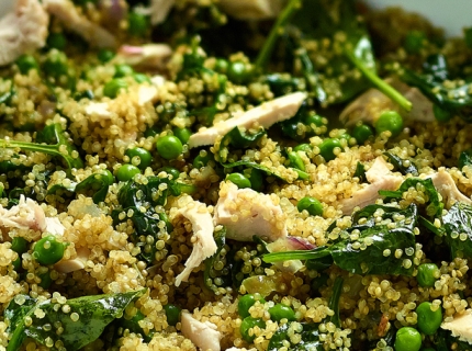 Quinoa sauté au poulet rôti, petits pois et épinards