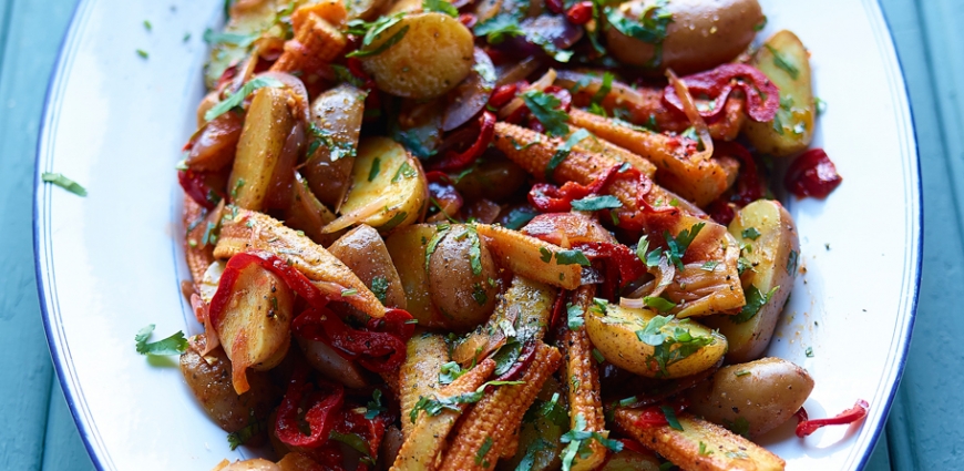 Salade de pommes de terre rouges, minimaïs, poivron rouge, oignons rouges, coriandre et épices tex-mex