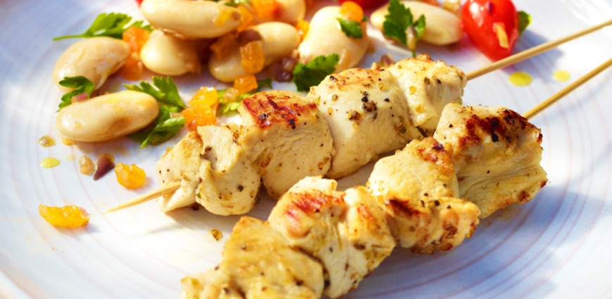 Brochettes de poulet mariné et salade de haricots blancs