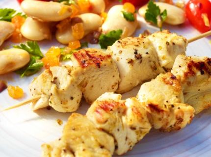 Brochettes de poulet mariné et salade de haricots blancs