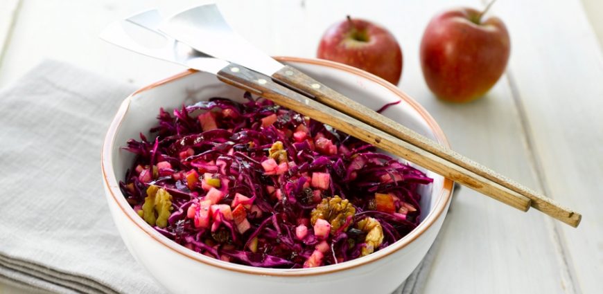 Salade de chou rouge aux pommes et aux noix