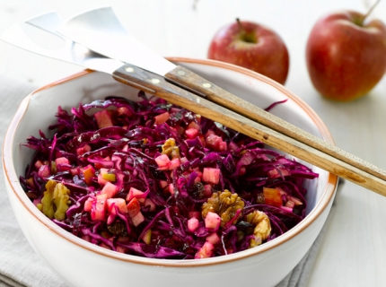 Salade de chou rouge aux pommes et aux noix