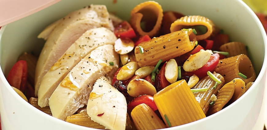 Salade de pâtes complètes, tomates, amandes et poulet fumé