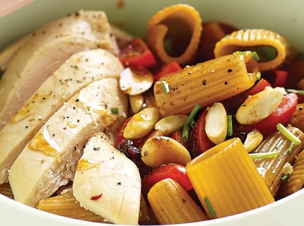 Salade de pâtes complètes, tomates, amandes et poulet fumé