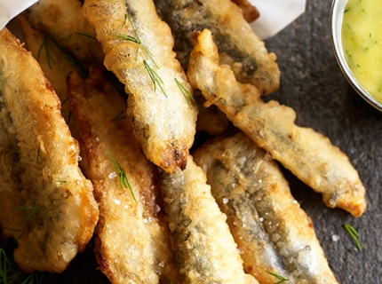 Friture d'anchois accompagnéé de sa mayonnaise au wasabi et aneth