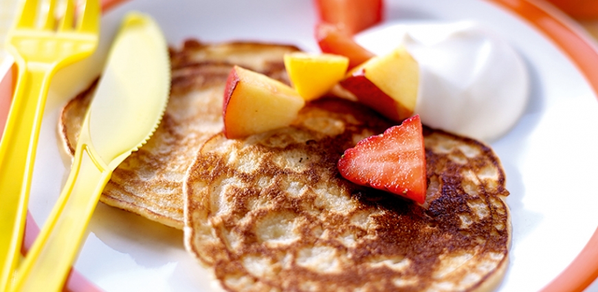 Pancakes aux fruits et yaourt grec au sirop d’érable