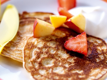 Pancakes aux fruits et yaourt grec au sirop d’érable