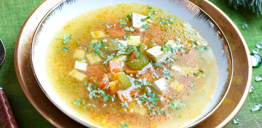 Bouillon parfumé à la citronnelle et aux dés de tofu