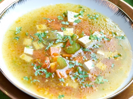 Bouillon parfumé à la citronnelle et aux dés de tofu