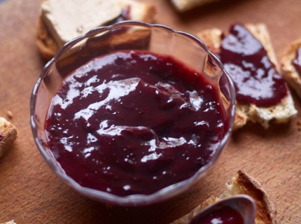 Toasts au foie gras et au coulis de pruneaux