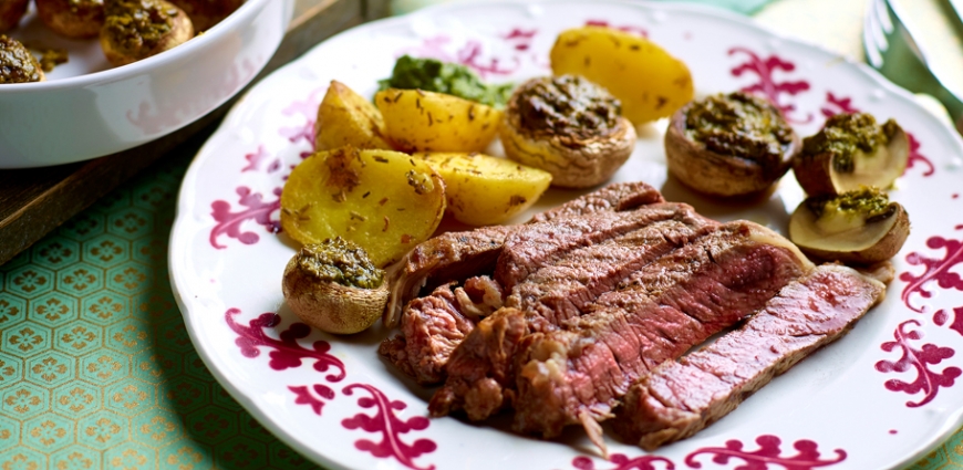 Entrecôtes grillées et champignons au pesto