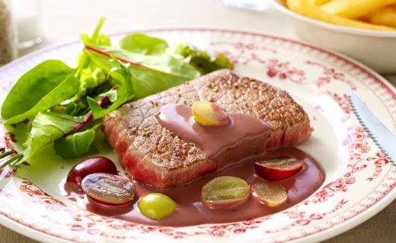Rumsteaks, sauce au vin et aux raisins