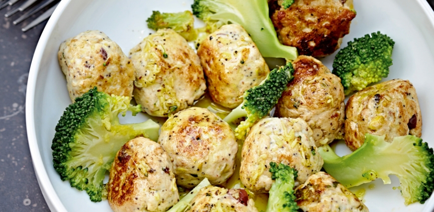 Boulettes de poulet aux airelles, brocoli sauté au gingembre