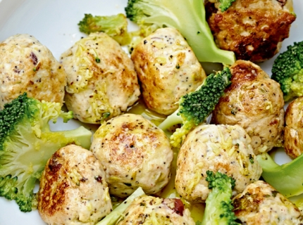 Boulettes de poulet aux airelles, brocoli sauté au gingembre