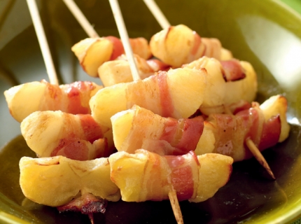 Brochettes de pommes au lard