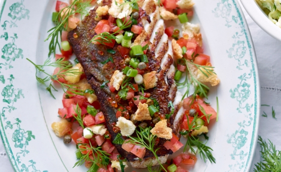 Cabillaud rôti à la purée de poireaux, aux tomates et à l’aneth