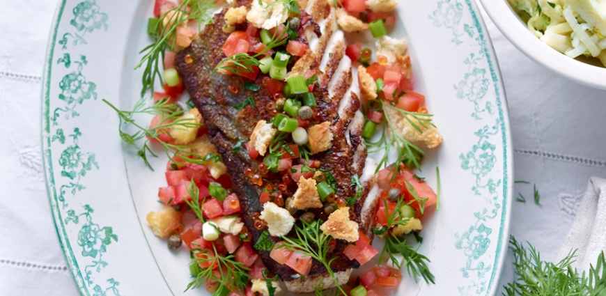 Cabillaud rôti à la purée de poireaux, aux tomates et à l’aneth