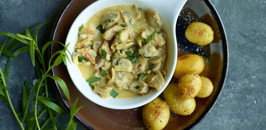 Dés de poulet aux champignons et à l’estragon