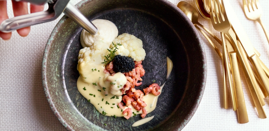 Espuma de chou-fleur aux crevettes et à la sauce hollandaise