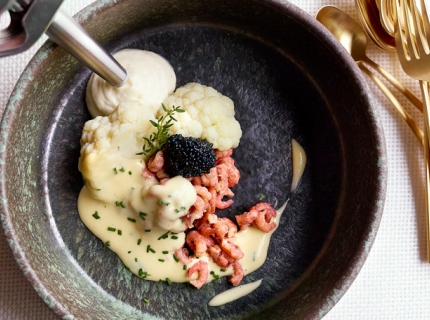 Espuma de chou-fleur aux crevettes et à la sauce hollandaise