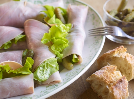 Roulades de jambon à la mousse de jambon et aux cornichons