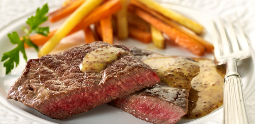 Steaks de bison, sauce aigre-douce à la moutarde à l’ancienne