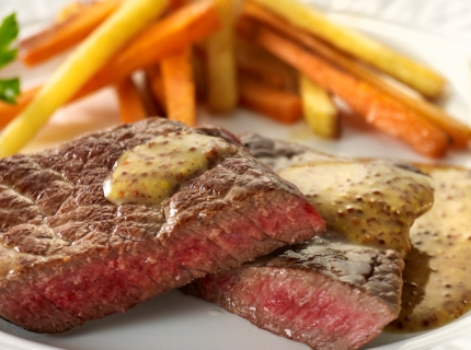 Steaks de bison, sauce aigre-douce à la moutarde à l’ancienne