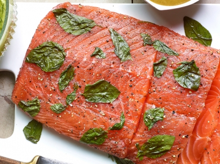 Saumon mariné, sauce moutarde au basilic (Gravlax)