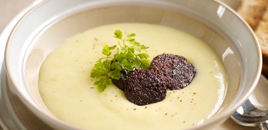 Soupe de pommes de terre et boudin noir croustillant