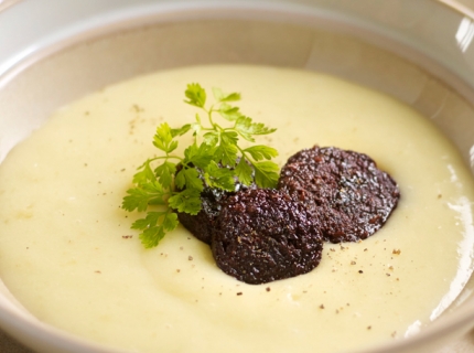 Soupe de pommes de terre et boudin noir croustillant