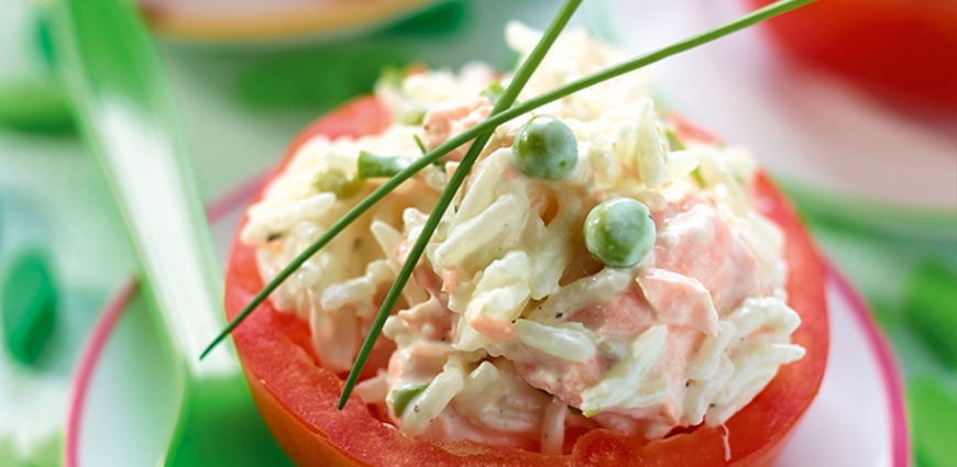 Tomates farcies à la salade de riz et de saumon