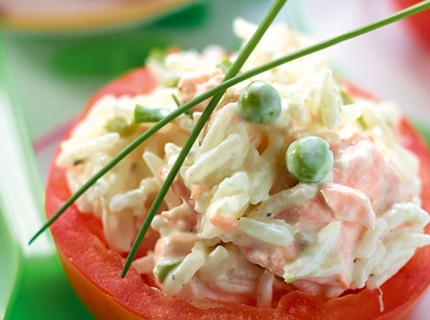 Tomates farcies à la salade de riz et de saumon