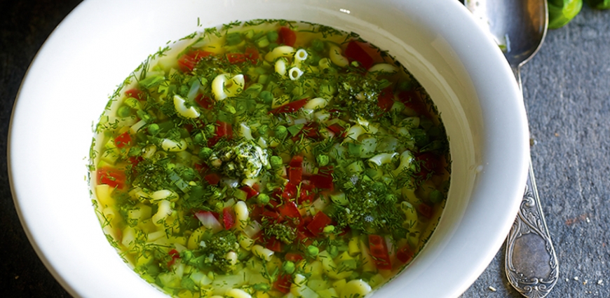 Minestrone de légumes jeunes au pesto