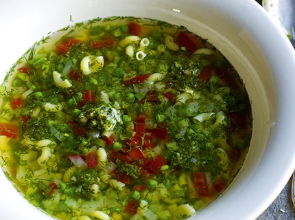 Minestrone de légumes jeunes au pesto