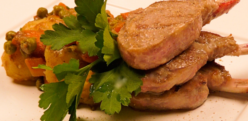 Côtes d’agneau et poêlée de légumes au curcuma