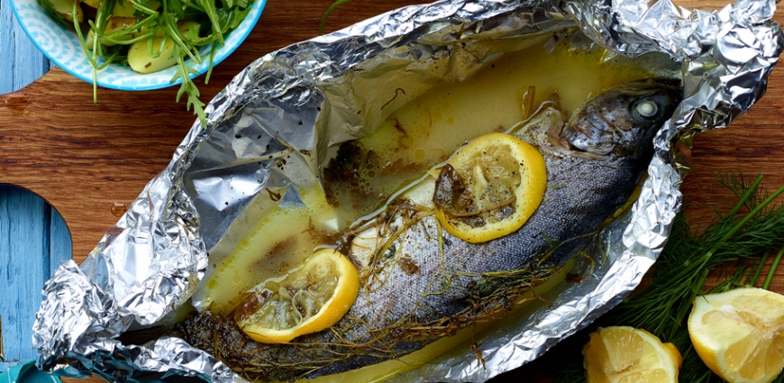 Truite d'ardenne aux herbes en papillote et salade de pommes de terre fumées