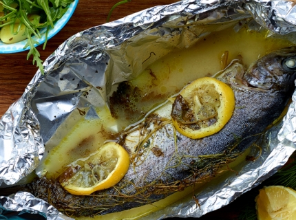 Truite d'ardenne aux herbes en papillote et salade de pommes de terre fumées