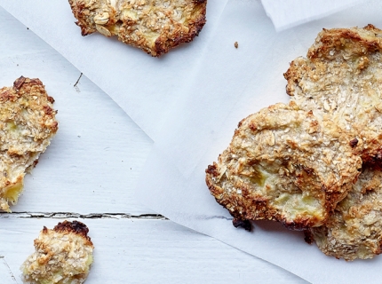 Biscout de flocons d'avoine, banane et noix de coco