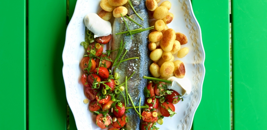 Truite vapeur accompagnée de salade de tomates, de pommes de terre et de crème aigre