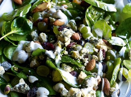 Salade de jeunes feuilles d'épinards aux raisins, au fromage bleu et au mélange de noix grillées