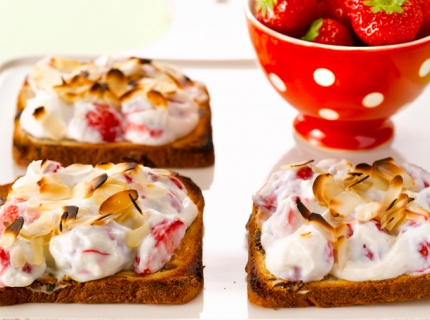 Toasts de cramique aux fraises et aux amandes