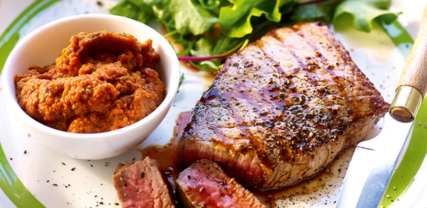 Rumsteaks de bœuf au caviar de poivrons grillés