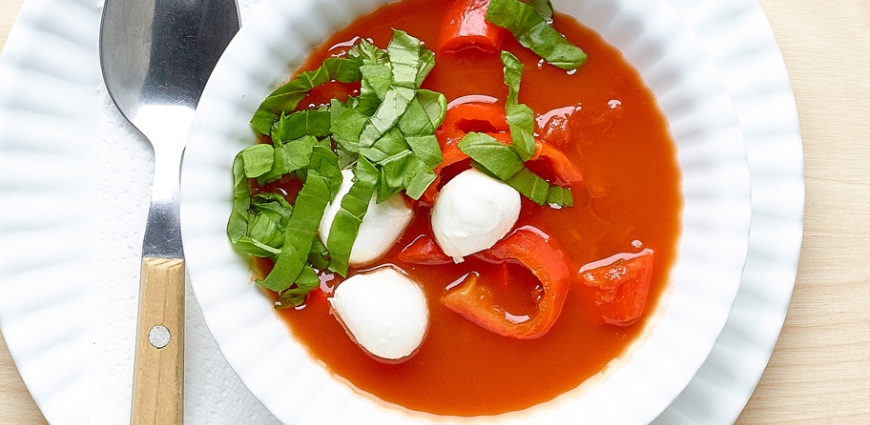 Soupe de tomates, poivrons et mozzarella