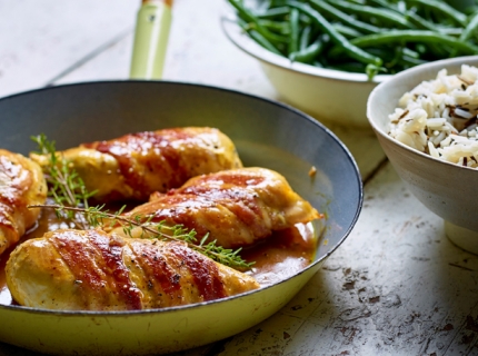 Filets de poulet au lard, sauce à l’orange et au miel